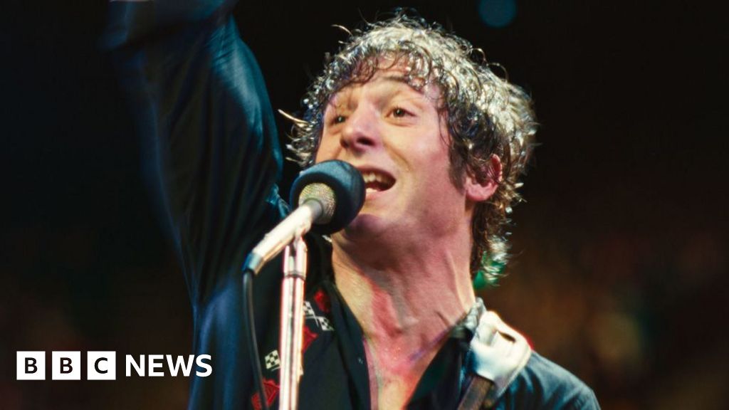 Jeremy Allen White sings as Bruce Springsteen in Deliver Me From Nowhere trailer