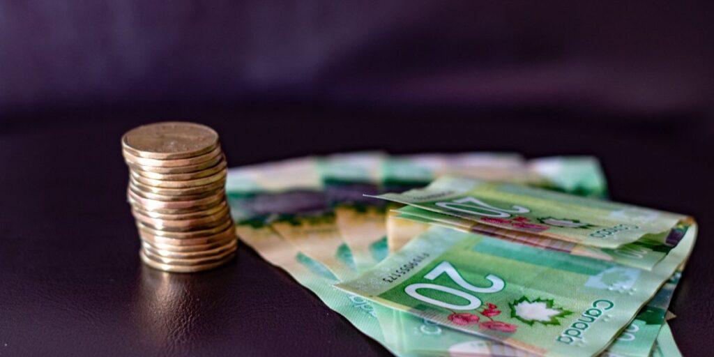 Le salaire moyen grimpe au Canada: Voici combien les Québécois gagnent de plus par semaine