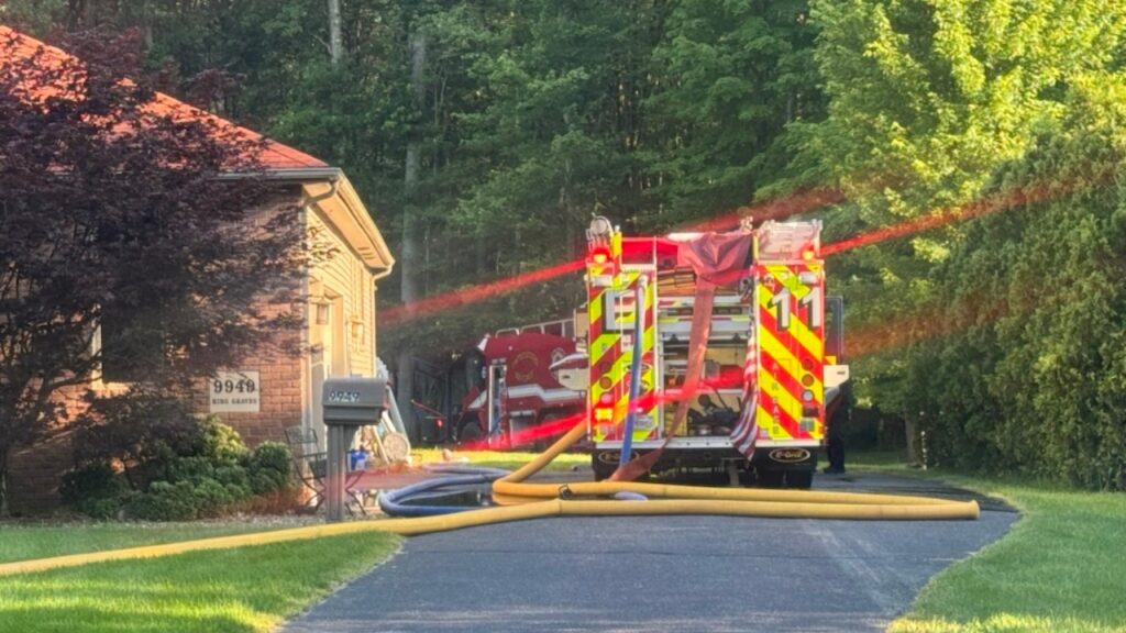Small plane crashes behind Ohio home: authorities
