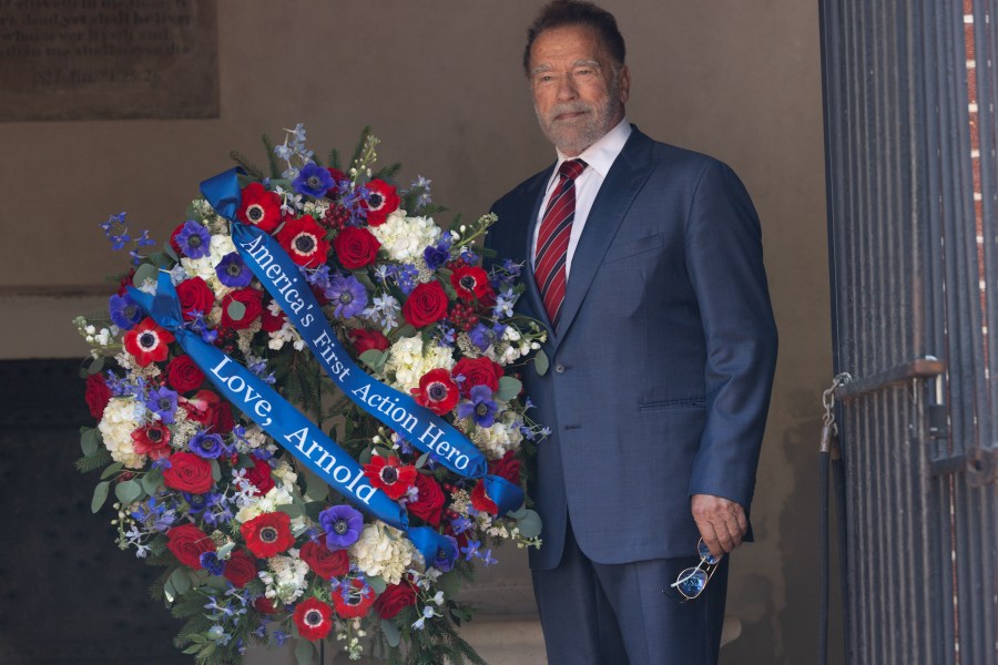 Arnold Schwarzenegger lays wreath at George Washington's tomb at Mount Vernon