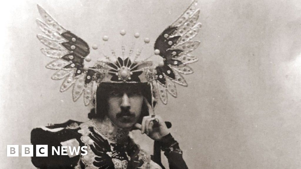 Embarrassing ancestor goes from a ‘bit of a giggle’ to an icon