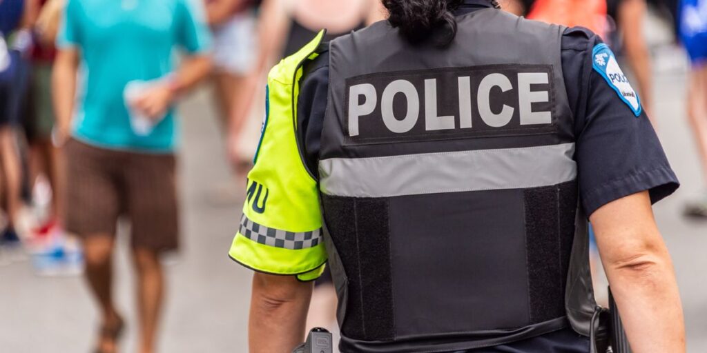 Oui, les policiers au Québec peuvent utiliser leur téléphone au volant et voici pourquoi