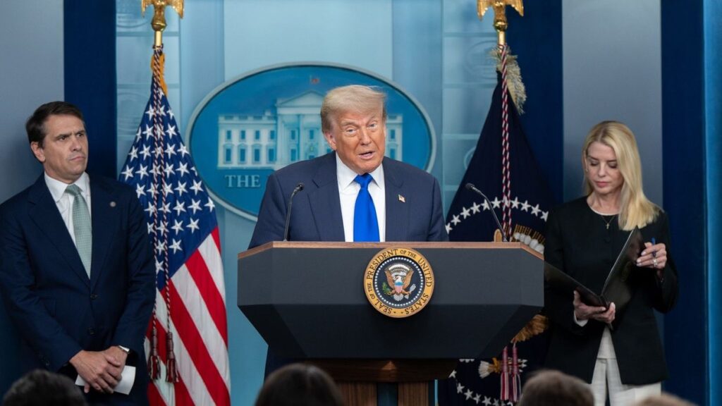 Tarifs douaniers : Trump vise maintenant le cuivre et voici ce que ça veut dire pour toi